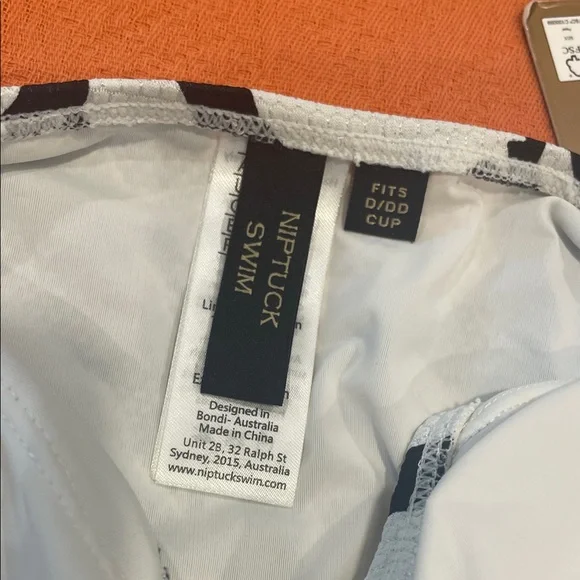 Black & White One Piece w Cut Out - Picture 6 of 10